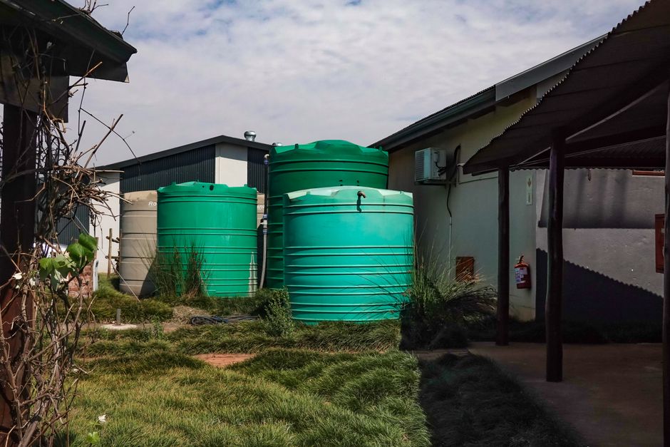 Dak met regenwateropvangsysteem tijdens regenbui.