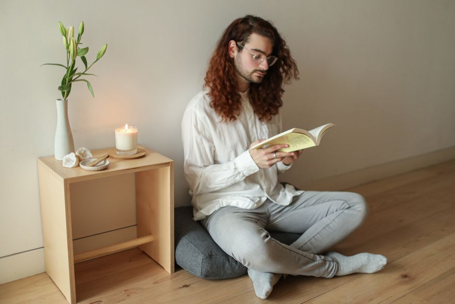 Planten en antieke spiegel verlevendigen meditatiehoek.