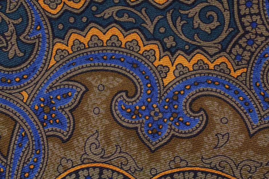 Gekleurde paisley tapijten verfrissen een houten vloer. Gekleurde paisley tapijten verfrissen een houten vloer.