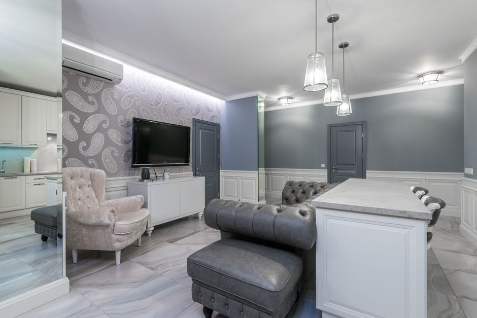 Paisley gordijnen verlevendigen een huiselijke woonkamer. Paisley gordijnen verlevendigen een huiselijke woonkamer.