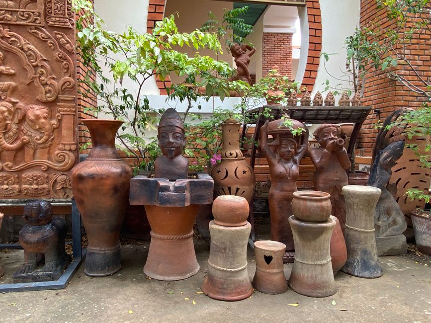 Versierde terracotta vogelhuisjes in herfsttuin.