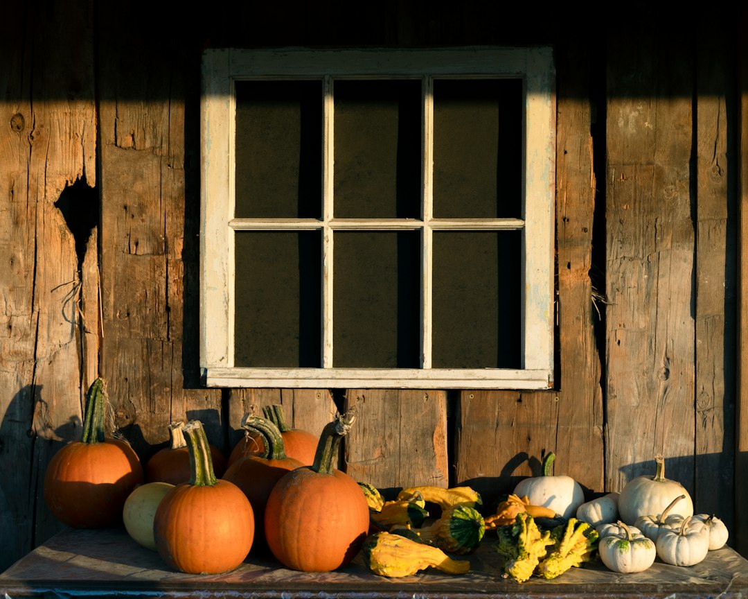 Raamstuk met herfstbladeren en pompoenen. Raamstuk met herfstbladeren en pompoenen.