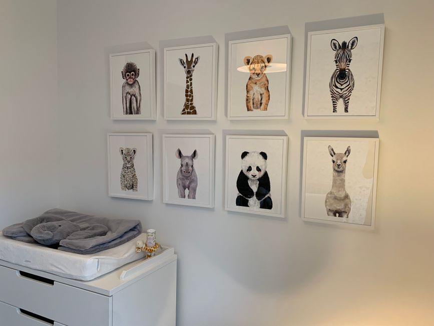 Schilderij van kleurrijke kikker in kinderkamer.