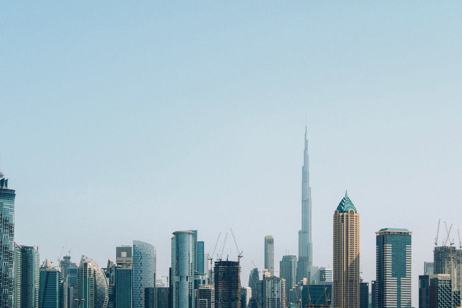 Dubai's iconische gebouwen op canvas in woonkamer.