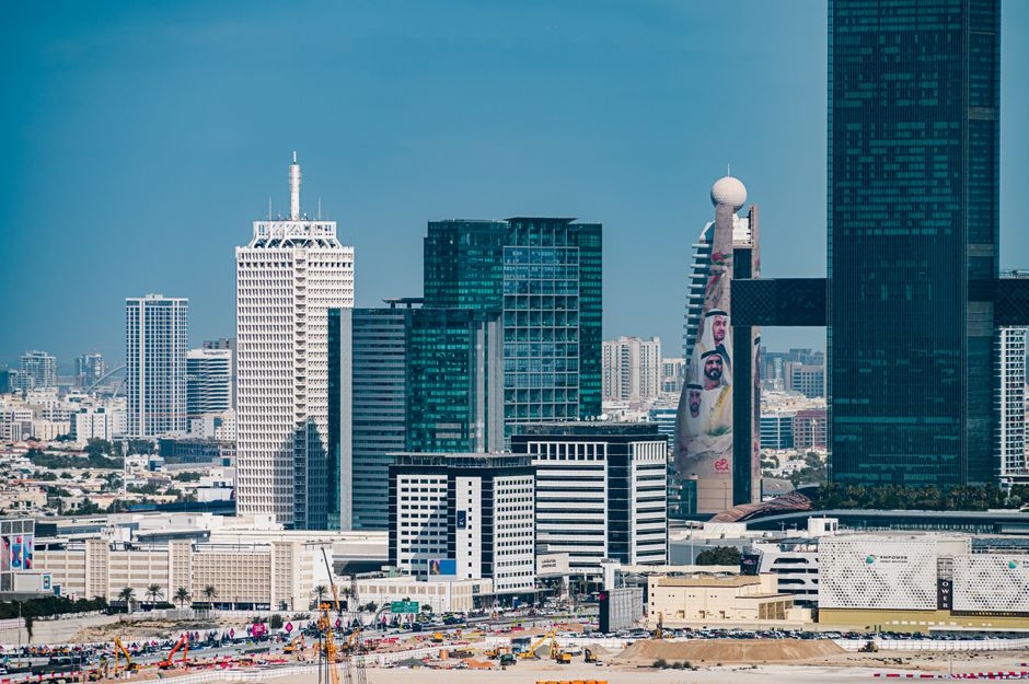 Moderne woonkamer met canvas van Dubai skyline.